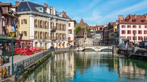 Været og temperatur i Annecy i juli 2025