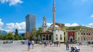 Tirana temperatur, klima og vær gjennom året